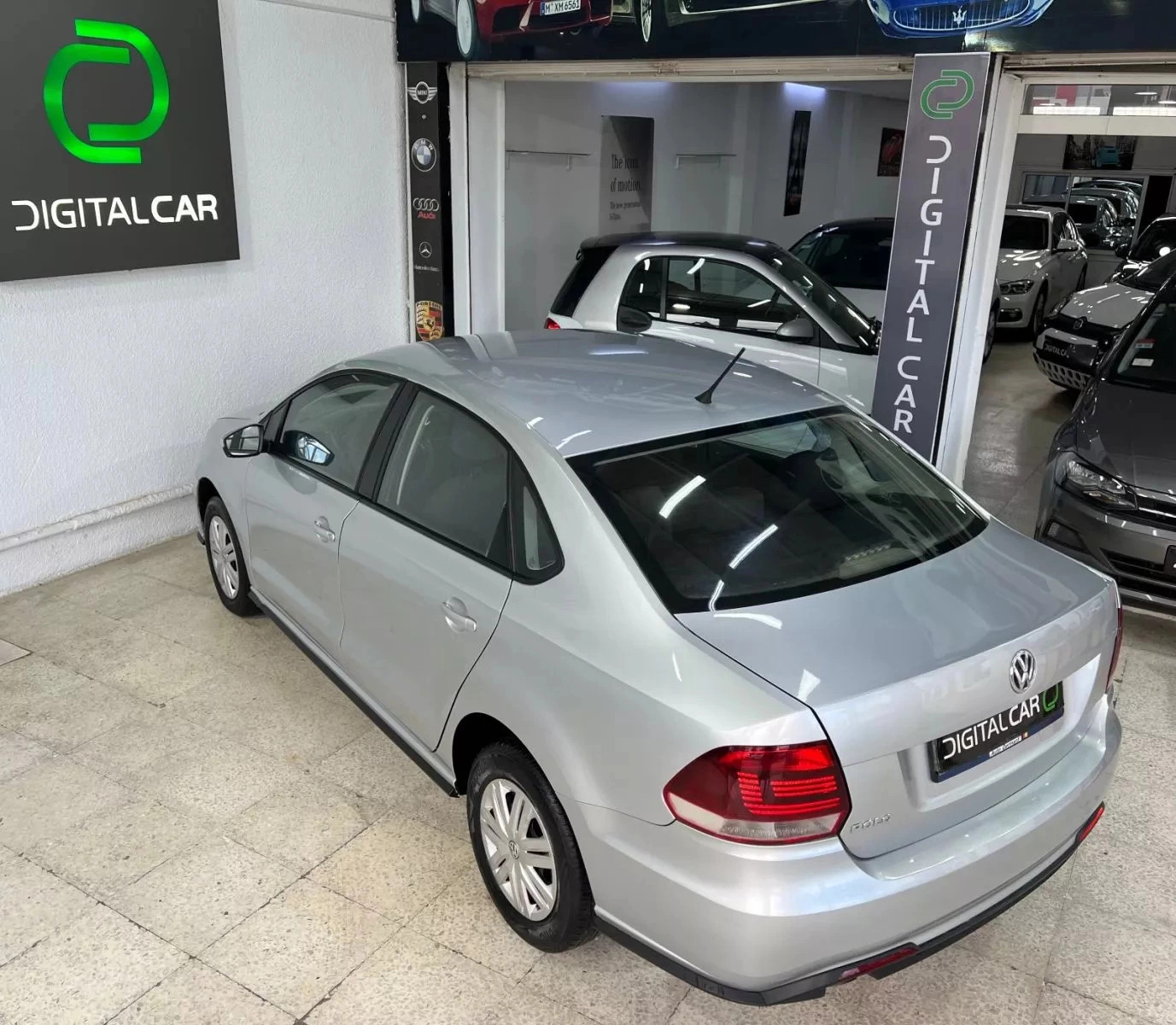 Volkswagen Polo Sedan Highline à Tunis - Photo 14
