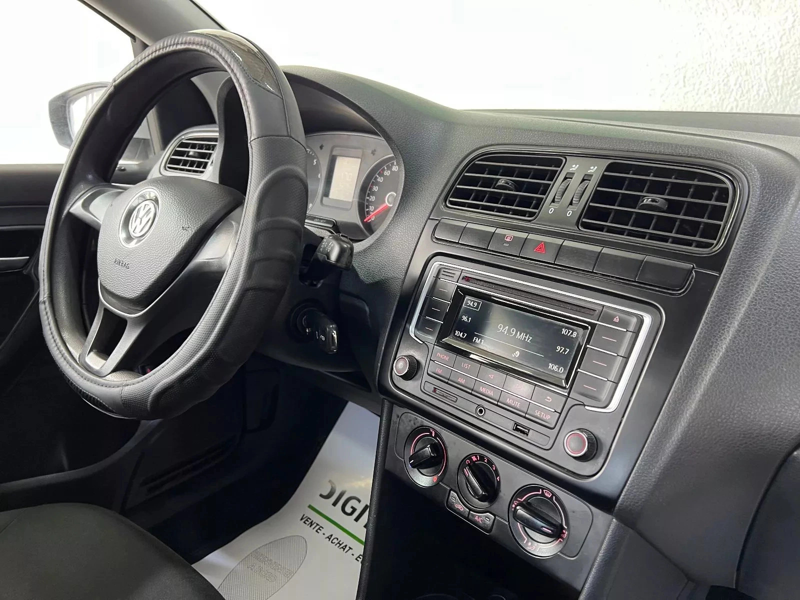Volkswagen Polo Sedan Highline à Tunis - Photo 18