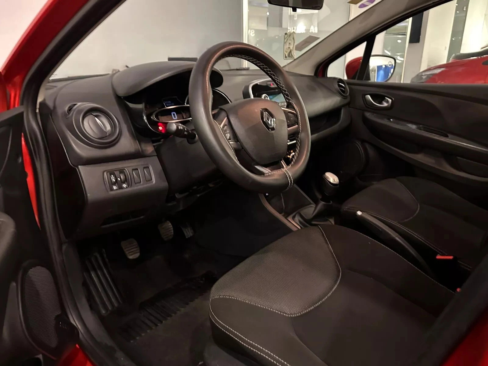 Renault Clio Zen à Tunisie - Photo 6