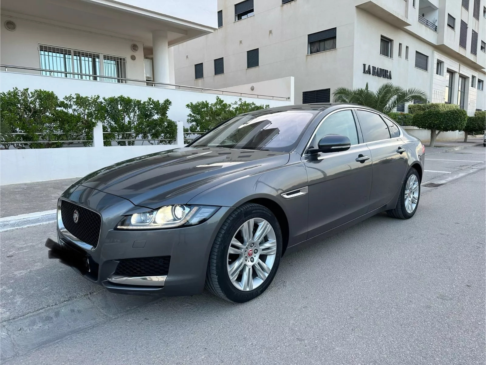 Jaguar XF Luxury à Tunis - Photo 3