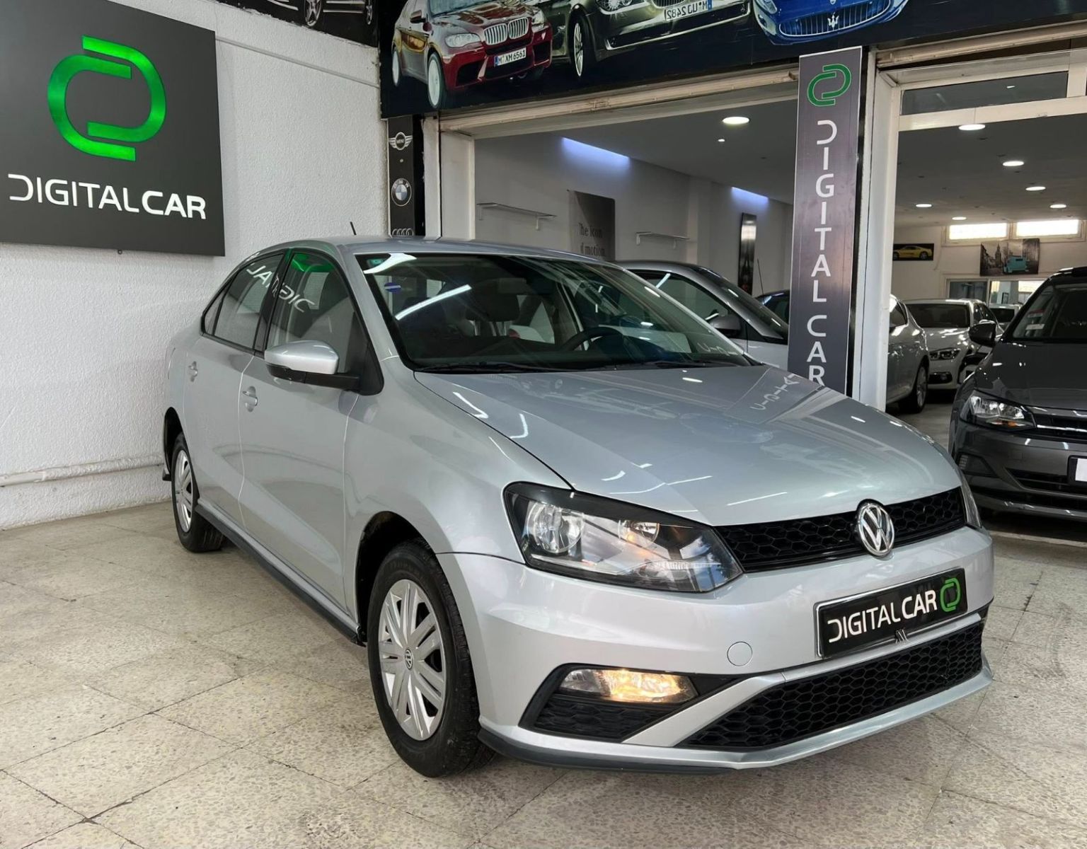 Volkswagen Polo Sedan Highline à Tunis - Photo 1