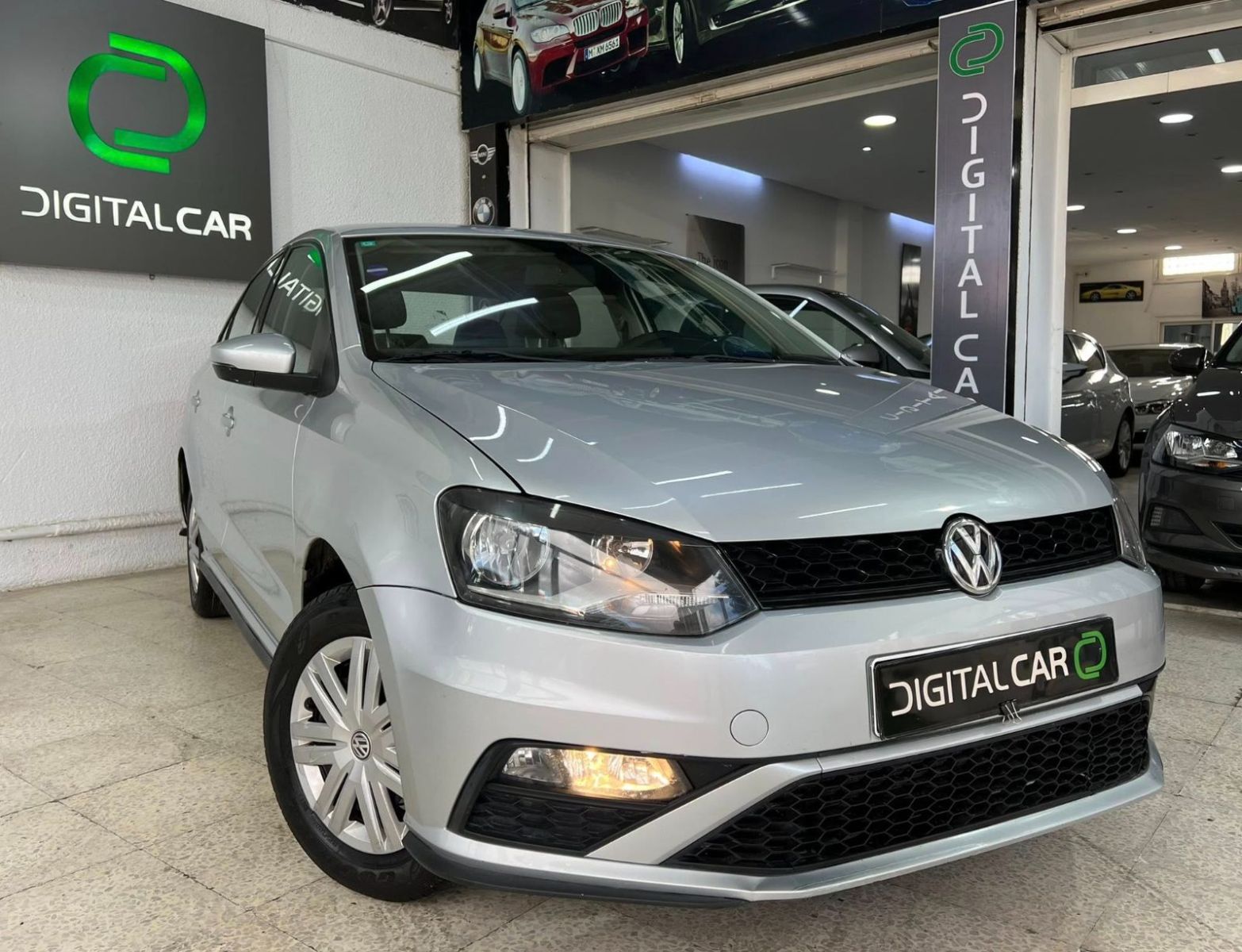 Volkswagen Polo Sedan Highline à Tunis - Photo 3