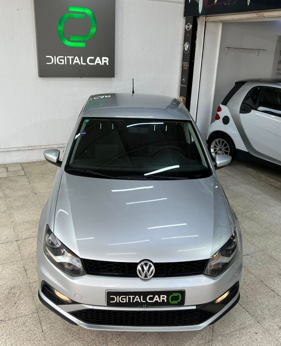 Volkswagen Polo Sedan Highline à Tunis - Photo 4