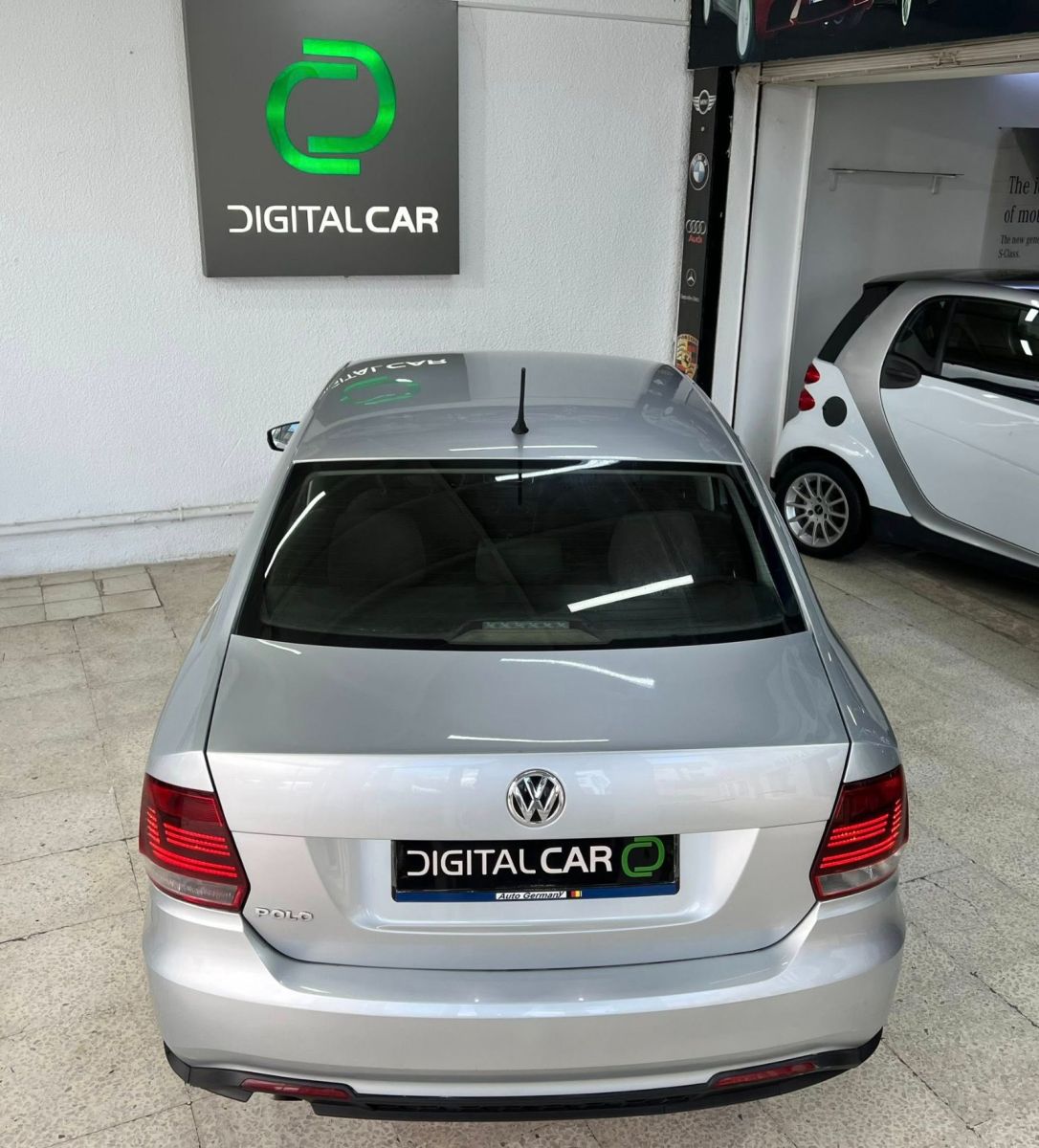 Volkswagen Polo Sedan Highline à Tunis - Photo 12