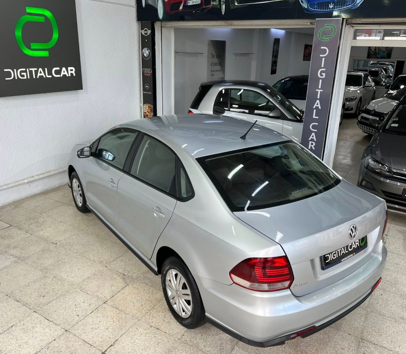 Volkswagen Polo Sedan Highline à Tunis - Photo 14