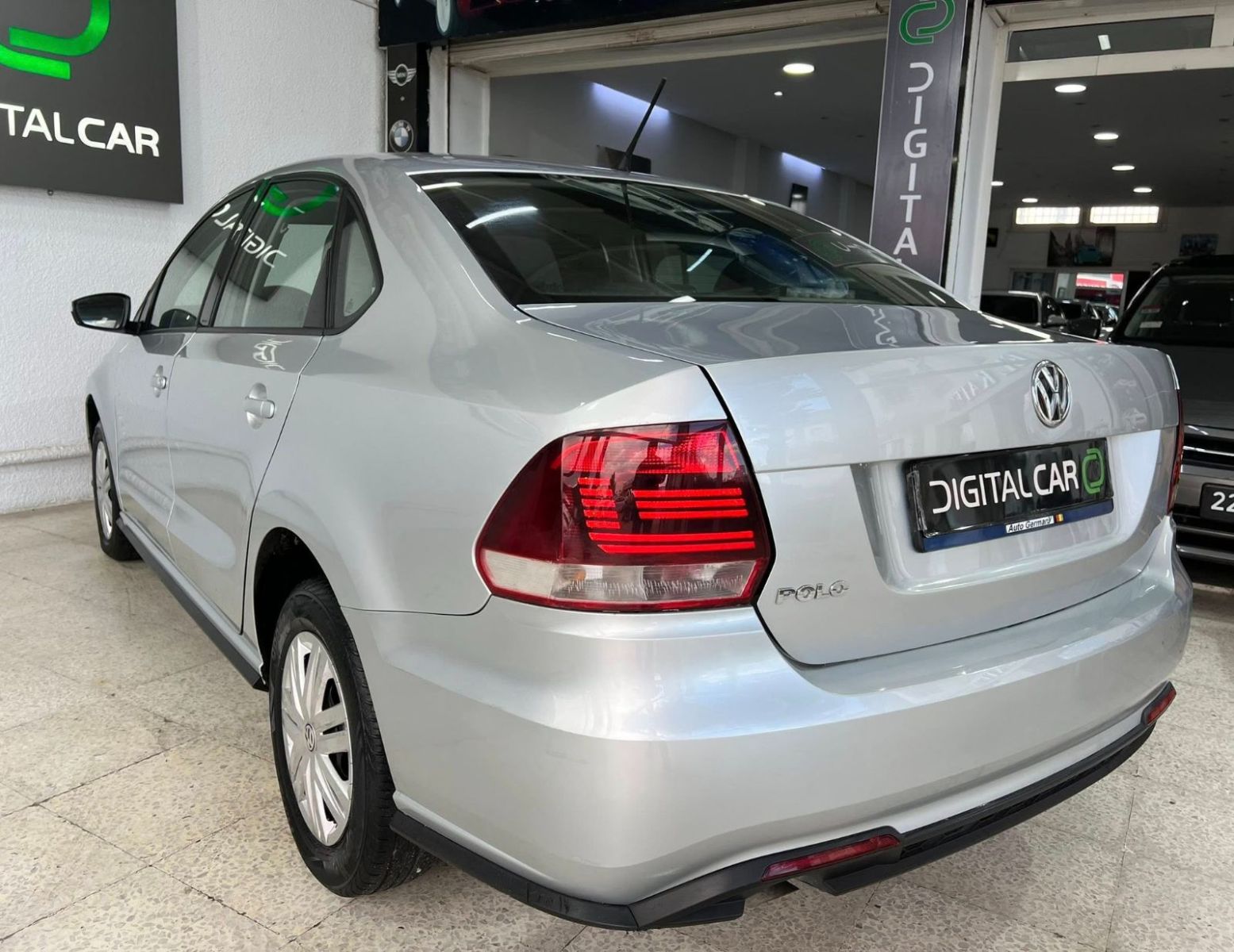 Volkswagen Polo Sedan Highline à Tunis - Photo 16