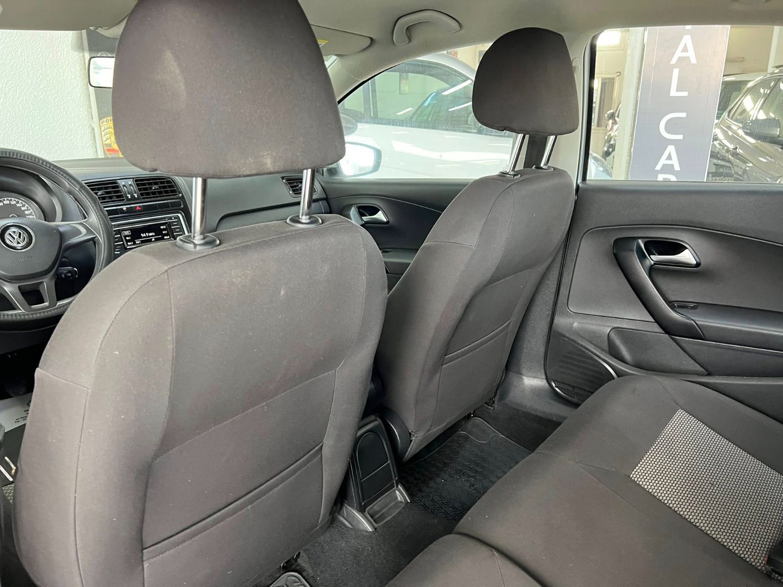 Volkswagen Polo Sedan Highline à Tunis - Photo 19