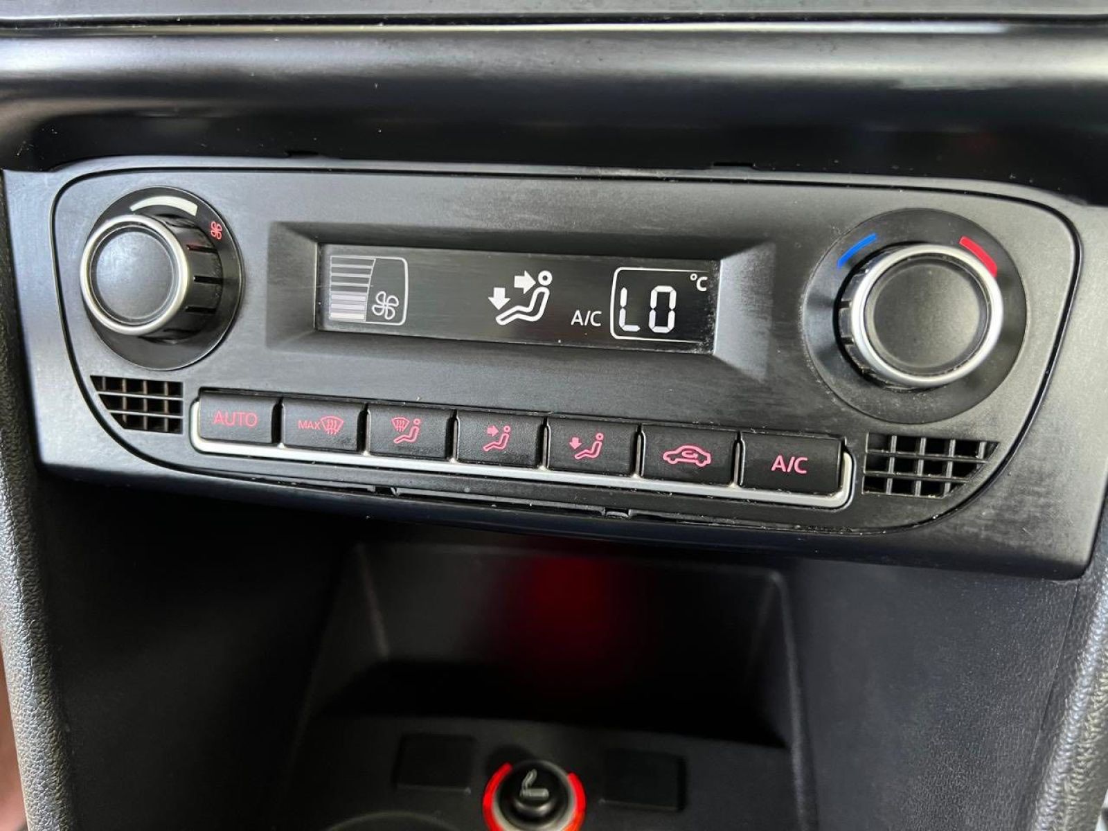 Volkswagen Polo Sedan Trendline à Tunis - Photo 18