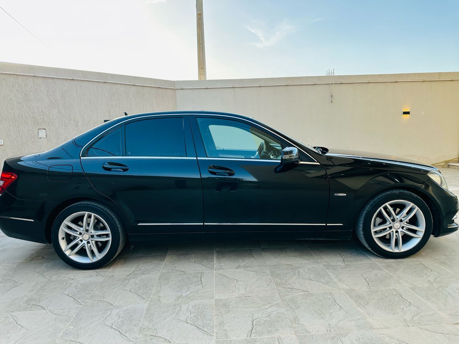 Mercedes-Benz Classe C à Tunis - Photo 3