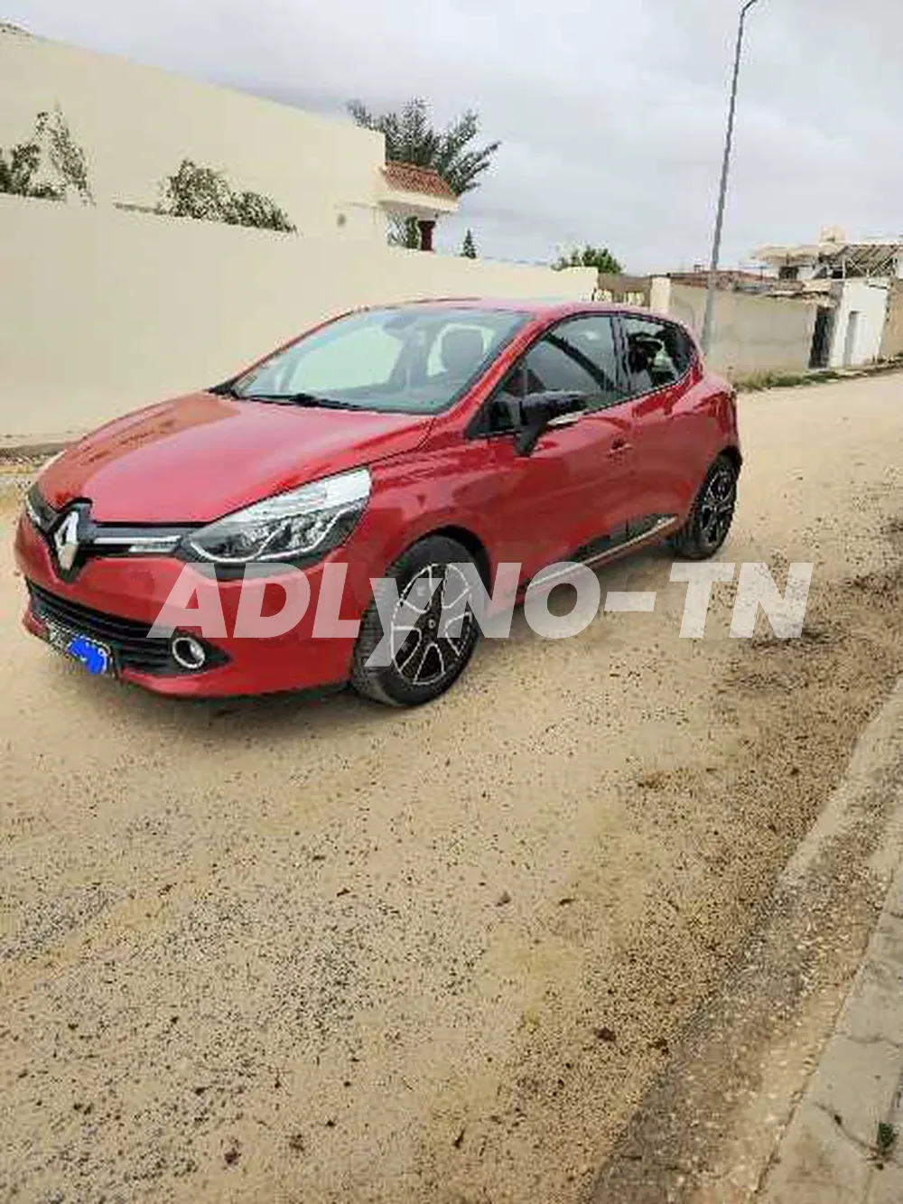 Clio 4 dynamique 1 er main modele 08/2015 154000 km certifiee avec carnet d entretient chaque entretient a l apuie 5 cv 4 cylindre moteur symbol tt options climatiseur electronic en marche abs fermiture central bouton start/stop ecranc tactil retrovisurs à Sfax - Photo 2