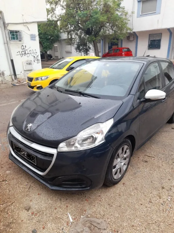 Peugeot 208 Essence 2020 à Tunis - Photo 1