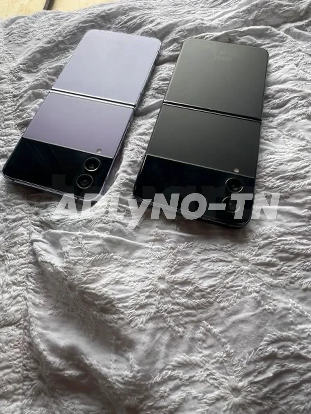 Samsung Z Flip 4 Noire et Violet 128/8g ram état 100% neuf très peu servi importé de l'Europe officiel validé sur sajalni aucun défaut jamais réparé avec son câble et facture boutique prix pièce 1450dt Tel 20172643 à Tunis - Photo 4