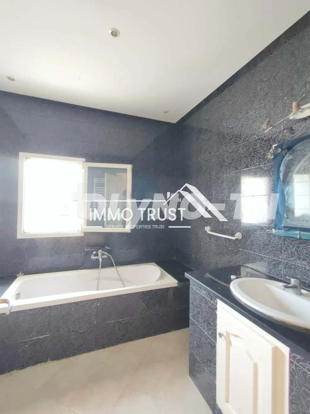 ?Villa S+5 avec chambre de service à La Soukra à Ariana - Photo 9