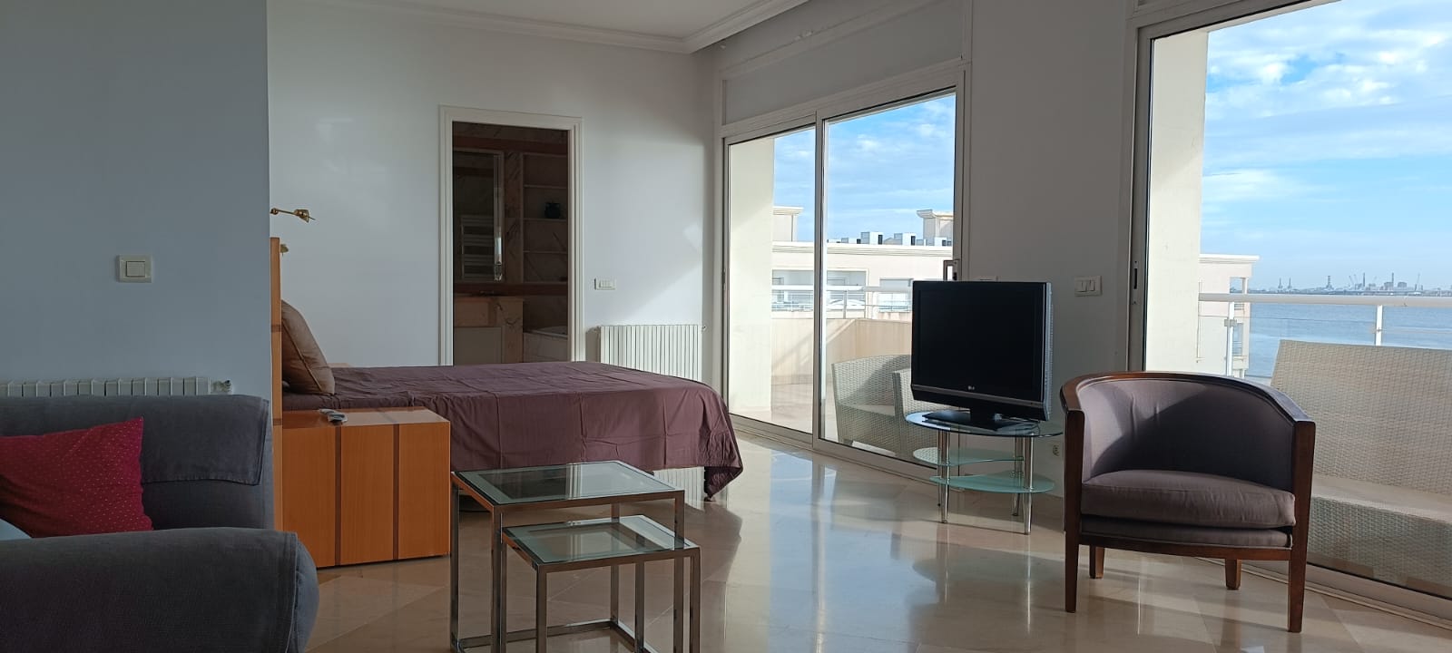    Bel appartement s3 front à Tunis - Photo 3