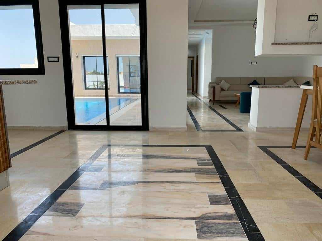  Duplex inachevé de 250 m² à vendre 