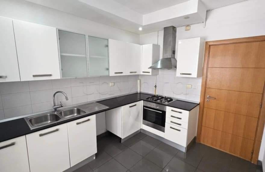  À LOUER APPARTEMENT S+4 À USAGE BUREAUTIQUE À MEGRINE RIADH 