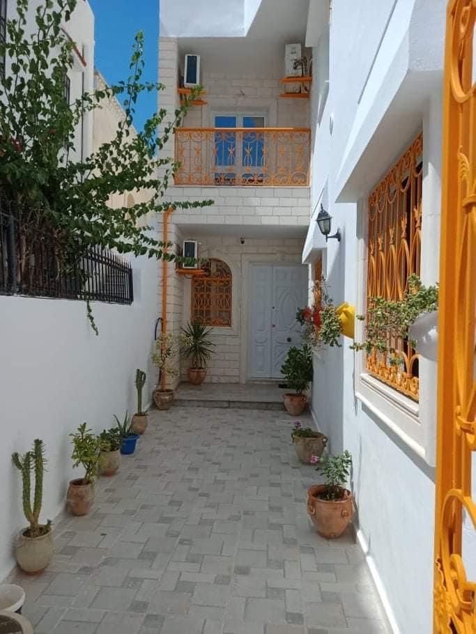  A Louer Local Commercial sur une route principale à Hammamet nord, près de carrefour Kharrouba 