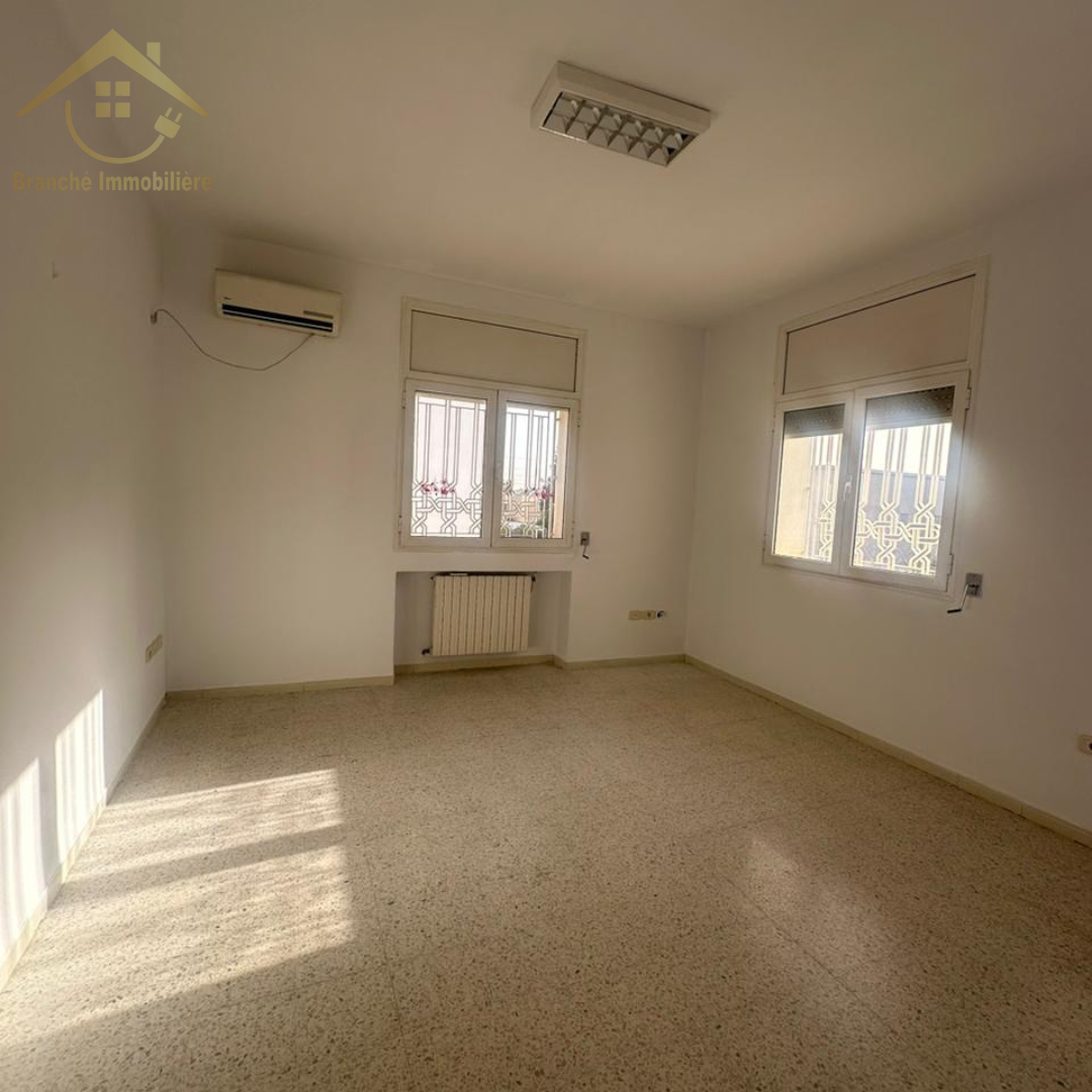   Un grand étage de villa à Tunis - Photo 1