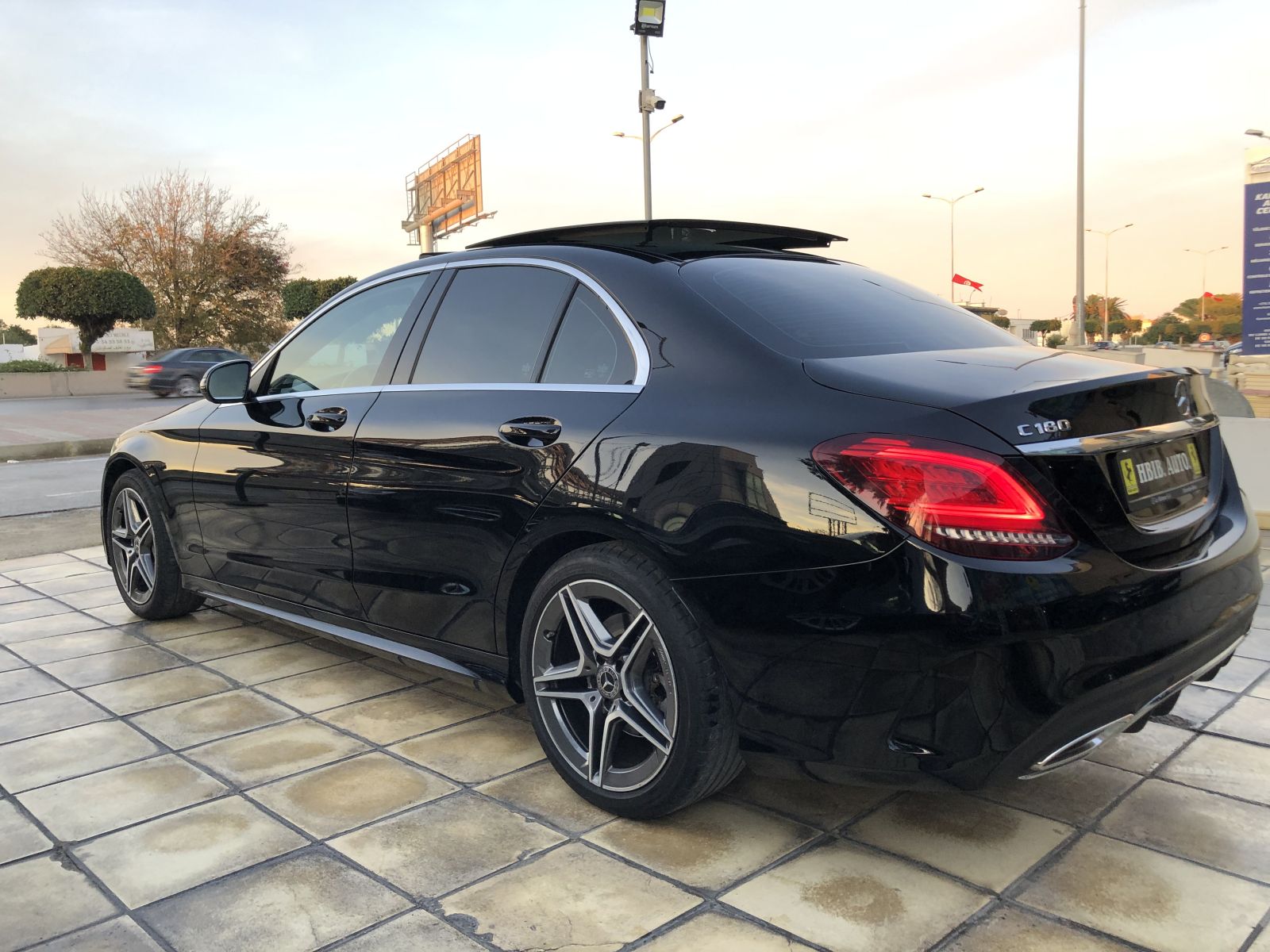 Mercedes-Benz Classe C Pack AMG Pack night à Tunis - Photo 7