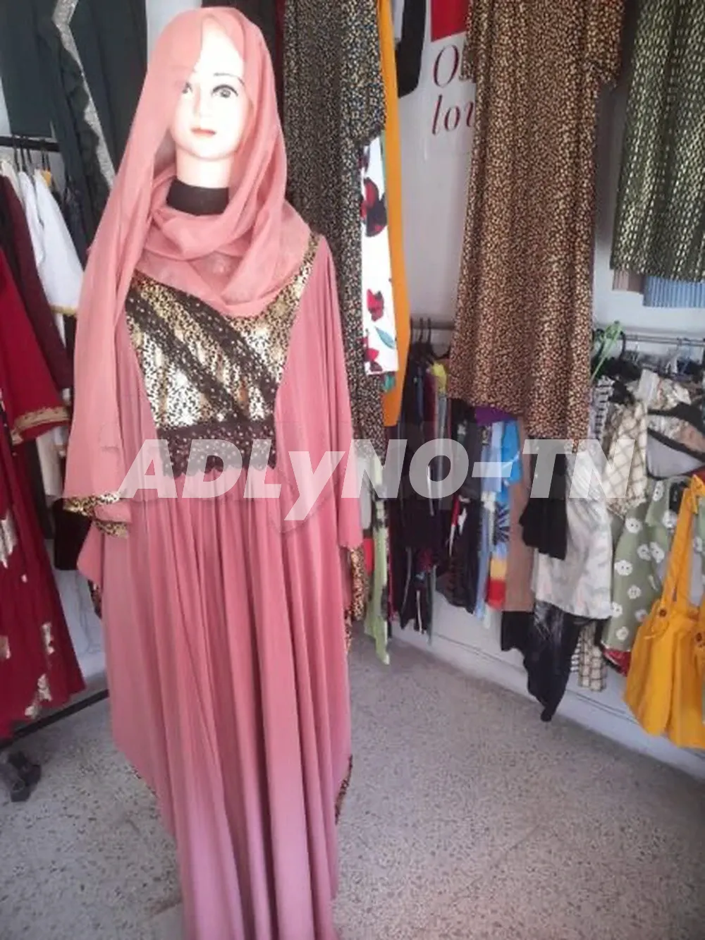Vente en gros vêtement et robes de mariage importé à Manouba - Photo 3