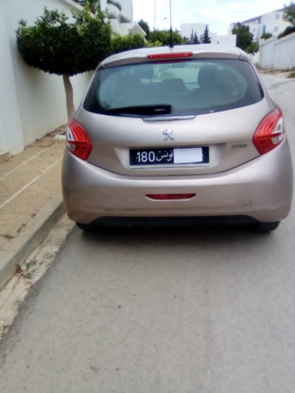 Peugeot 208 Essence 2016 à Ariana - Photo 1