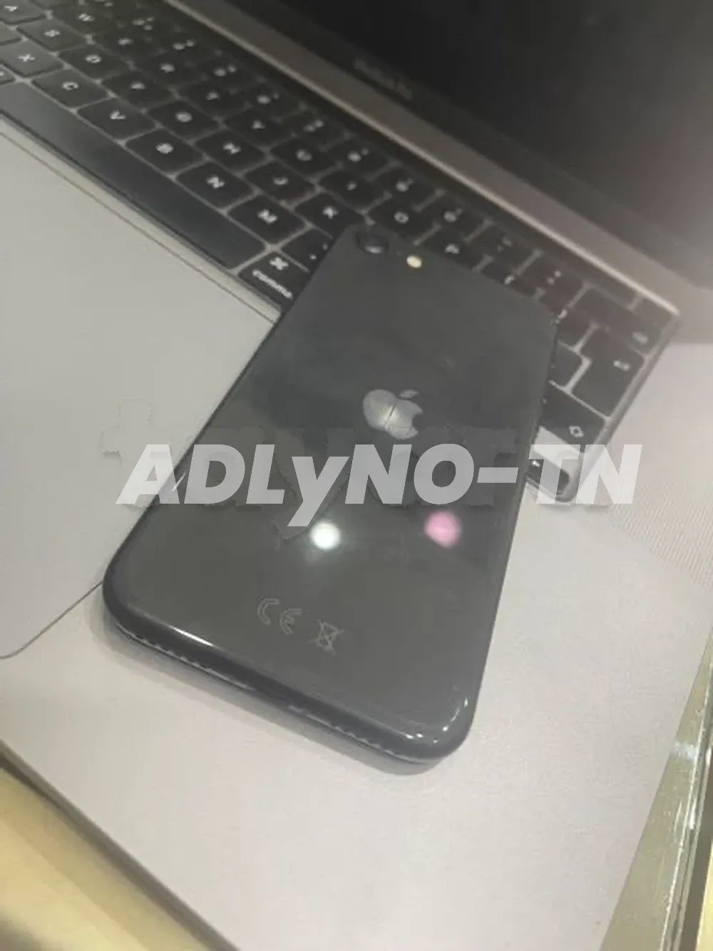 iPhone SE 2020 64g batterie 79% état comme neuf jamais réparé aucun défaut tt en marche avec son câble prix 490dt tel 20172643 à Tunis - Photo 5