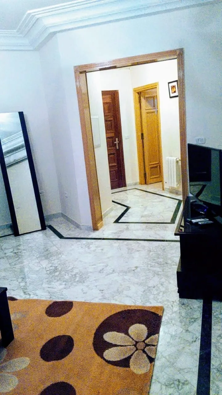 Très bel apt S1 meublé Ennasr2 pr étranger à Ariana - Photo 3