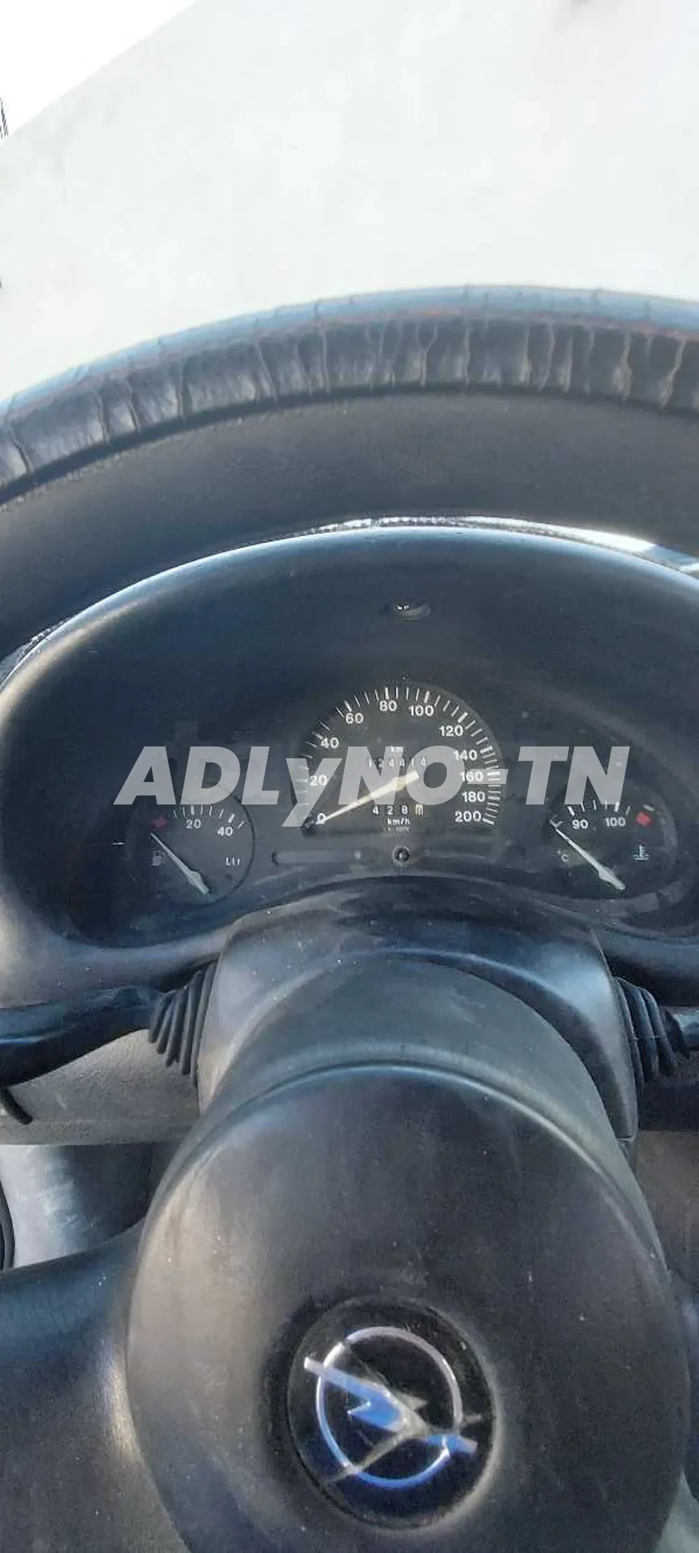 Opel corsa swing essence 3 cylindre moteur jdid 3omrou chhar carrosserie 3amla voile 3la ndhif. numéro de chassis dorigine intérieur ndhif. avant train neuf tel : 29184136 prix : 11,500 à Manouba - Photo 5
