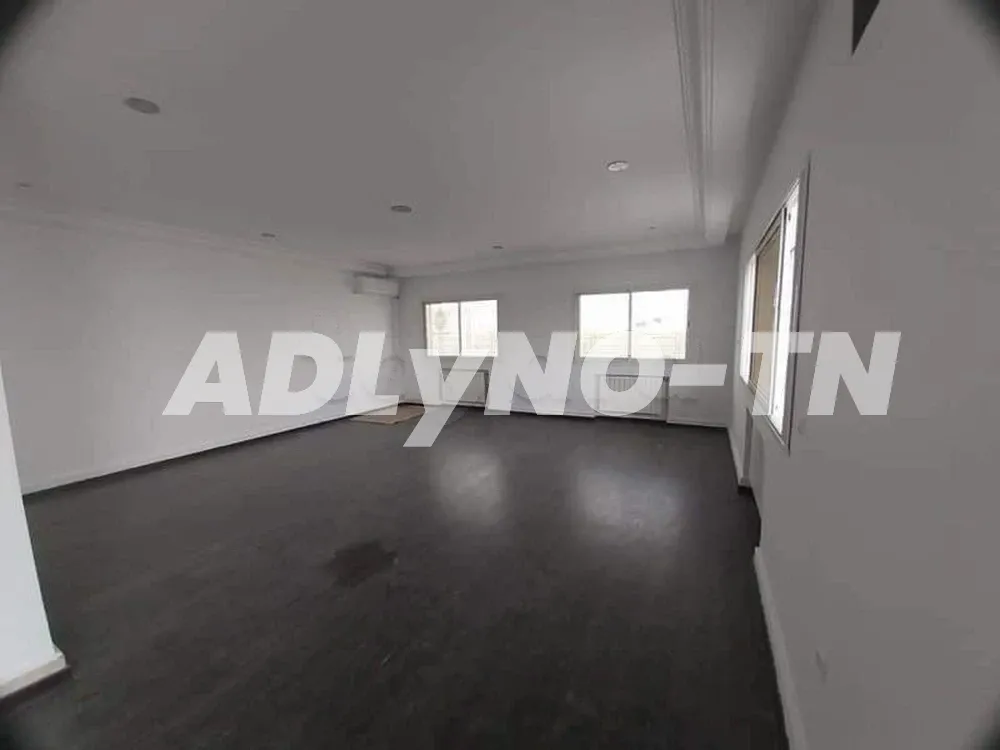 UNE BELLE VILLA JUMELÉE AVEC ASCENSEUR A VENDRE à Tunis - Photo 1