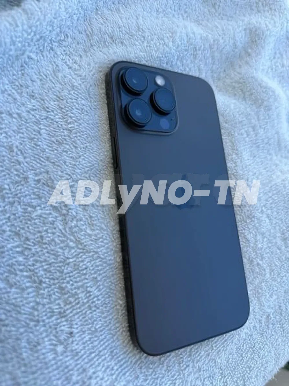 iPhone 14 Pro Max 256G batt100% écran fissuré tactile 10/10 tt en marche aucun défaut jamais réparé validé avec son câble et facture boutique prix 2150d Tel 20172643 à Tunis - Photo 1