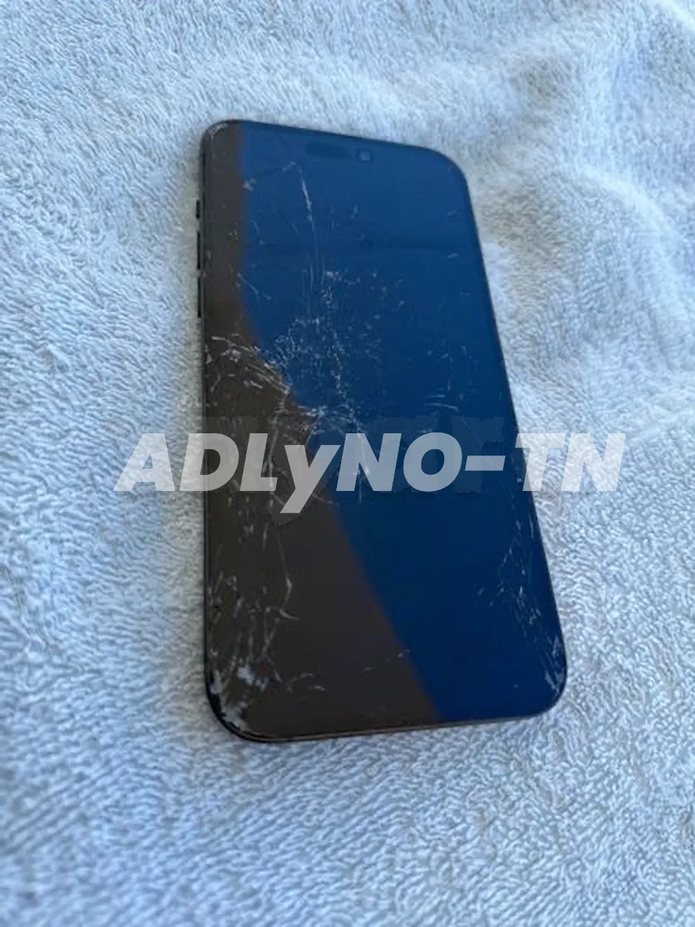 iPhone 14 Pro Max 256G batt100% écran fissuré tactile 10/10 tt en marche aucun défaut jamais réparé validé avec son câble et facture boutique prix 2150d Tel 20172643 à Tunis - Photo 2