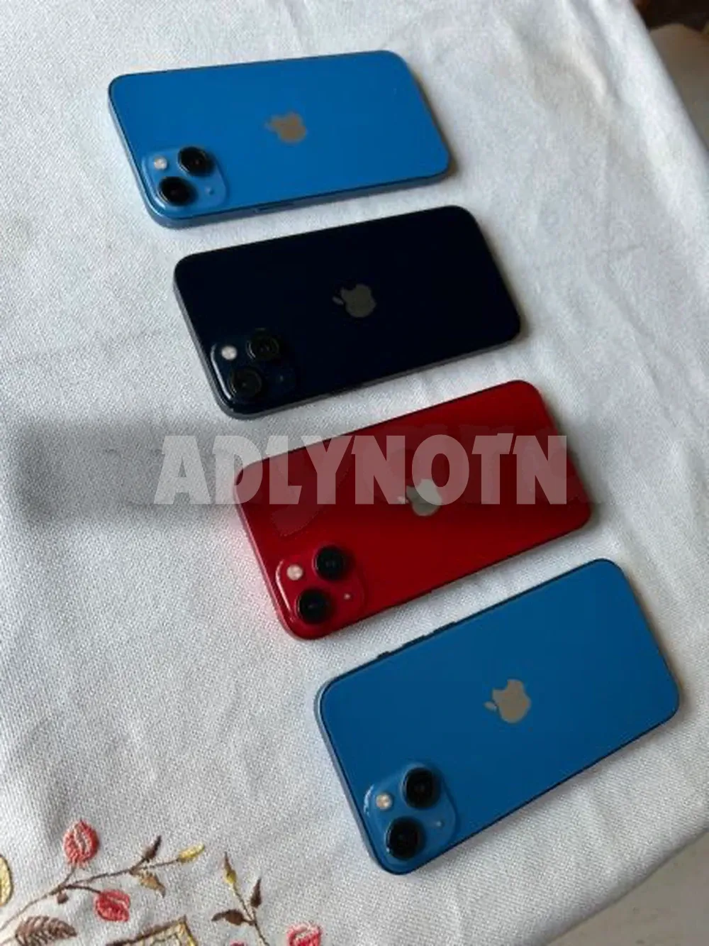 iPhone 13 128G/256G Bleu et Noire état neuf comme cacheté aucune rayure ni défaut peu servi importé validé sur sajalni jamais réparé avec le câble d'origine et facture boutique 256G batt 85% duos à 1750dt 128g batterie 94% a 1650d Tel 20172643 à Tunis - Photo 1