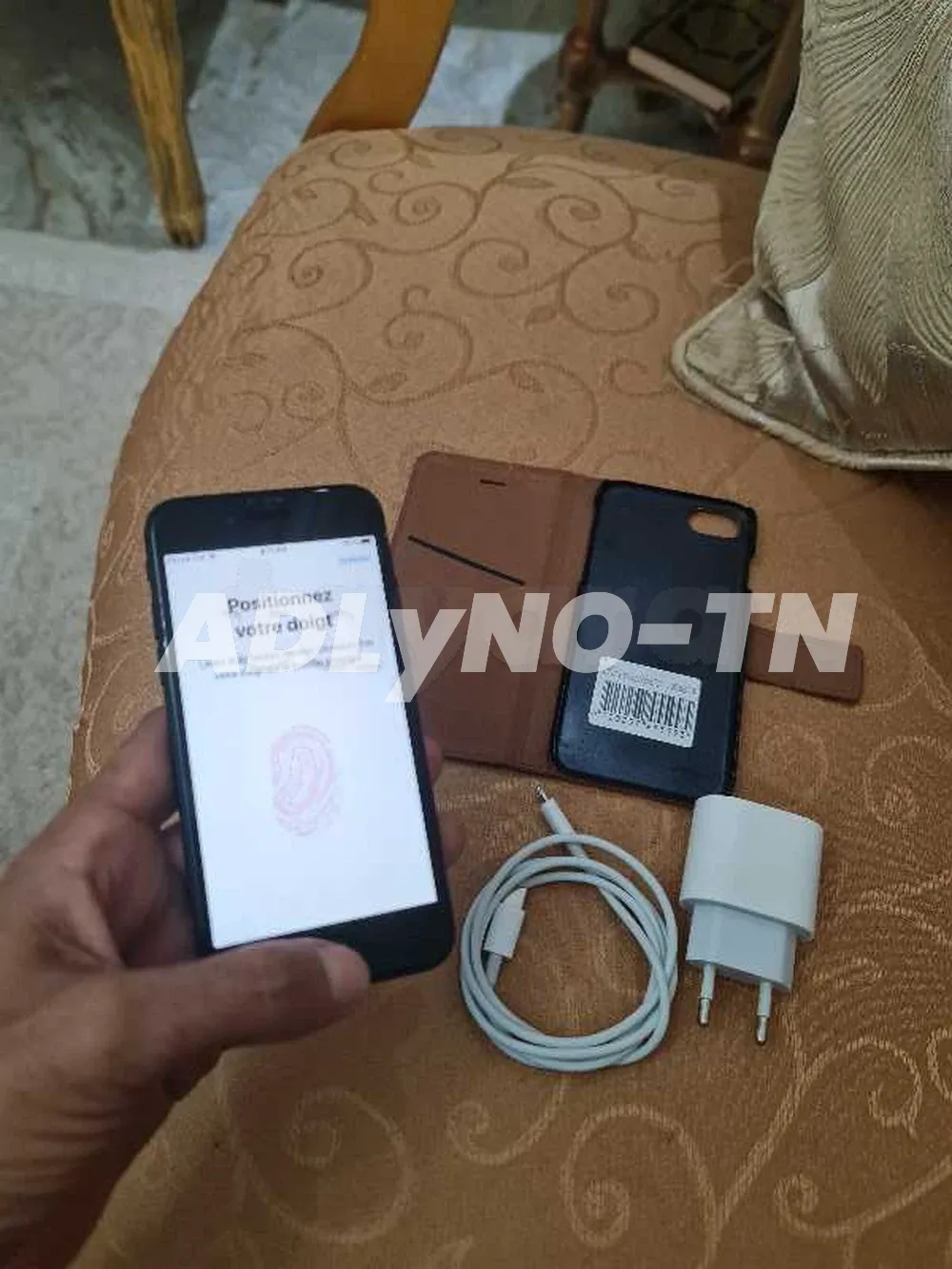iphone 7 on état dorigine 32g il ne fonctionne que avec les sim orange batrie 81% empreinte activée avec film de protection sur lécran et flip cover et chargeur à Manouba - Photo 3