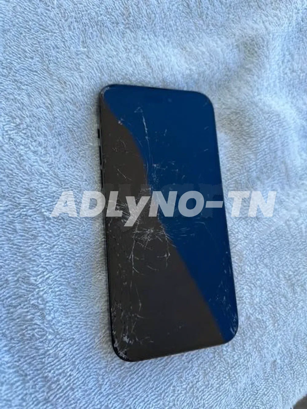 iPhone 14 Pro Max 256G batt100% écran fissuré tactile 10/10 tt en marche aucun défaut jamais réparé validé avec son câble et facture boutique prix 2150d Tel 20172643 à Tunis - Photo 4