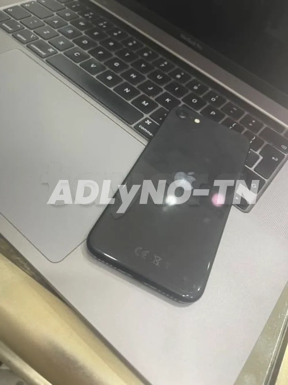 iPhone SE 2020 64g batterie 79% état comme neuf jamais réparé aucun défaut tt en marche avec son câble prix 490dt tel 20172643 à Tunis - Photo 1