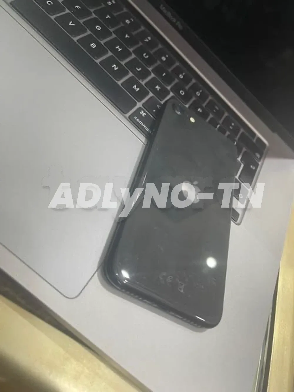 iPhone SE 2020 64g batterie 79% état comme neuf jamais réparé aucun défaut tt en marche avec son câble prix 490dt tel 20172643 à Tunis - Photo 2