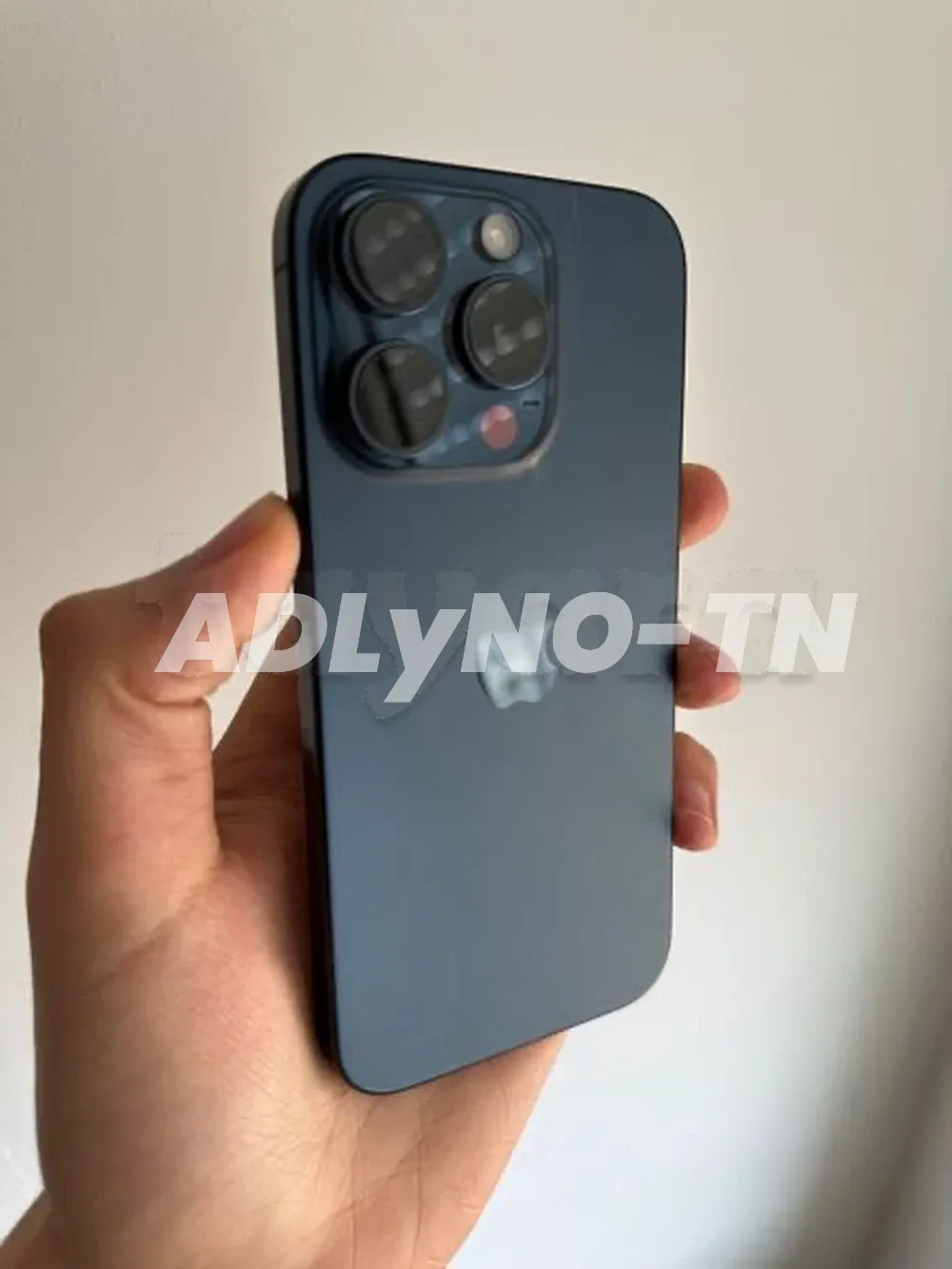 iPhone 15 Pro 128G bleu état neuf peu servi batterie 100% sous garantie Apple cycle de charge 15 fois avec son câble et facture garantie boutique prix 3099 Tel 20172643 t Telepho à Tunis - Photo 1