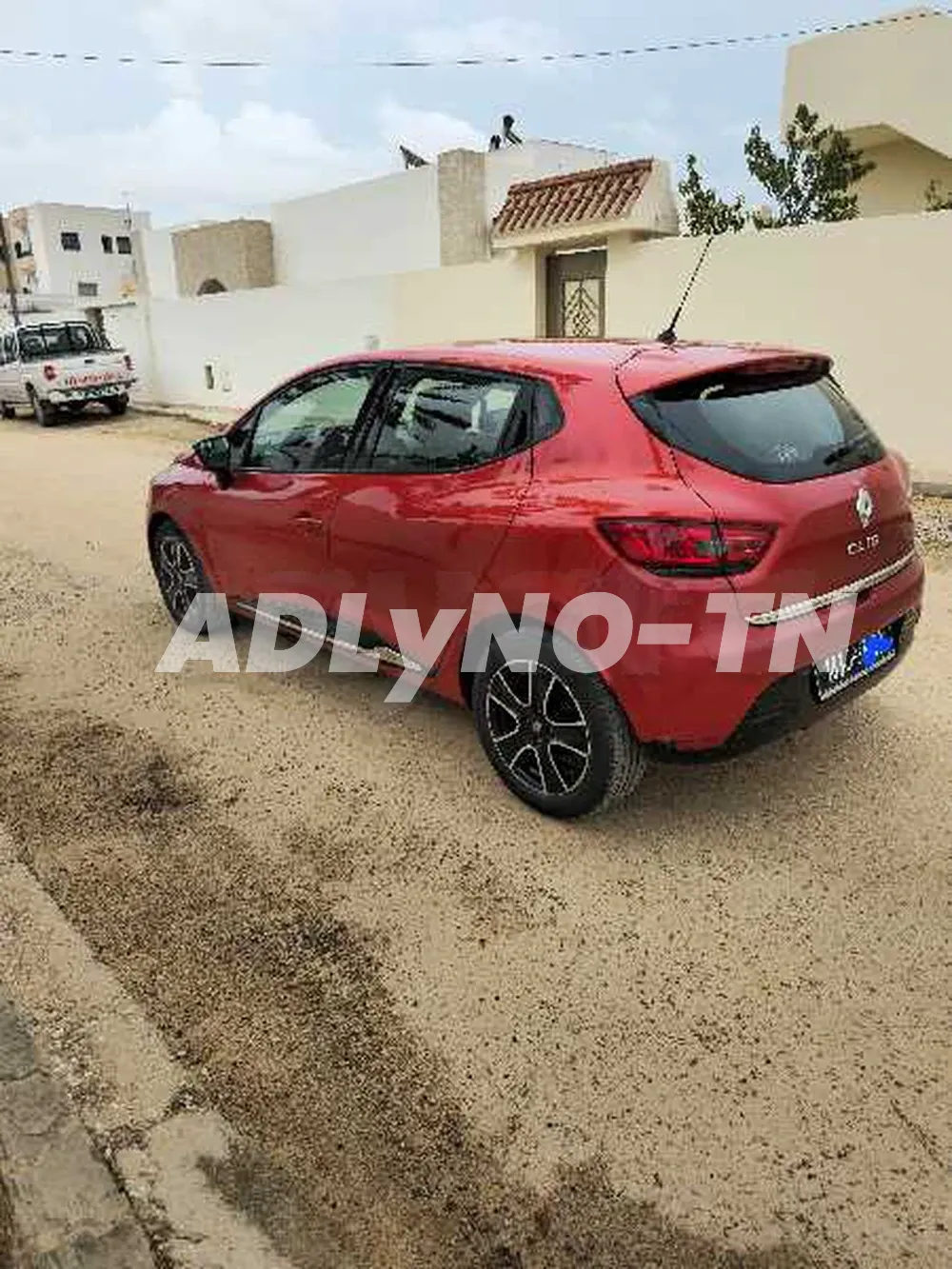 Clio 4 dynamique 1 er main modele 08/2015 154000 km certifiee avec carnet d entretient chaque entretient a l apuie 5 cv 4 cylindre moteur symbol tt options climatiseur electronic en marche abs fermiture central bouton start/stop ecranc tactil retrovisurs à Sfax - Photo 4