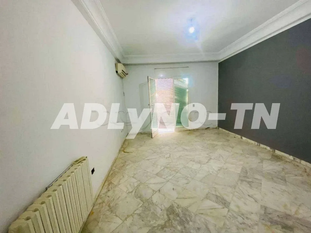 A vendre joli appartement S2 à Ennasr 2 De superficie 110 m2 TF Se compose d'un salon avec balcon, une chambre à coucher avec dressing,une chambre d'enfant,avec dressing,une cuisine avec séchoir,une salle d'eau,une salle de bain,chauffage centrale,pkgss. à Ariana - Photo 4