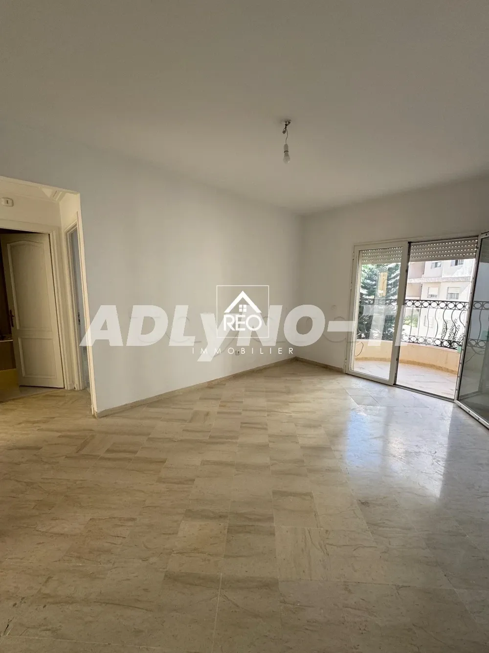 À louer : Un appartement S+2 situé à Cité Wahat à Tunis - Photo 1