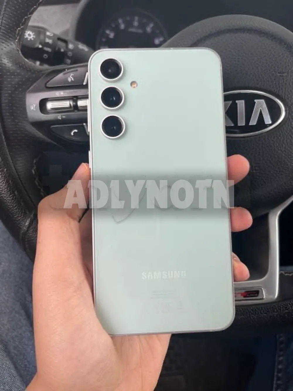 Samsung S23 FE 128/8 5G état neuf parfaite peu servi importé officiel aucun défaut tt en marche jamais réparé avec son câble facture et garantie prix 1350dt tel 20172643 à Tunis - Photo 1