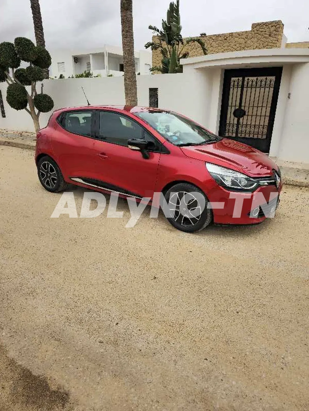 Clio 4 dynamique 1 er main modele 08/2015 154000 km certifiee avec carnet d entretient chaque entretient a l apuie 5 cv 4 cylindre moteur symbol tt options climatiseur electronic en marche abs fermiture central bouton start/stop ecranc tactil retrovisurs à Sfax - Photo 1