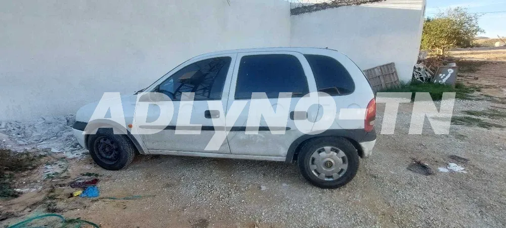 Opel corsa swing essence 3 cylindre moteur jdid 3omrou chhar carrosserie 3amla voile 3la ndhif. numéro de chassis dorigine intérieur ndhif. avant train neuf tel : 29184136 prix : 11,500 à Manouba - Photo 2