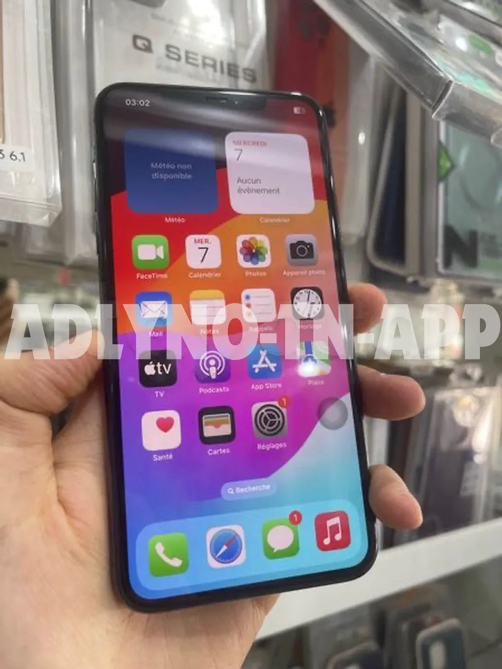 iPhone 11 Pro Max 256G état neuf parfaite peu servi jamais réparé aucun défaut tt en marche avec son câble facture et garantie batterie 90% prix 1490dt tel 20172643 à Tunis - Photo 4