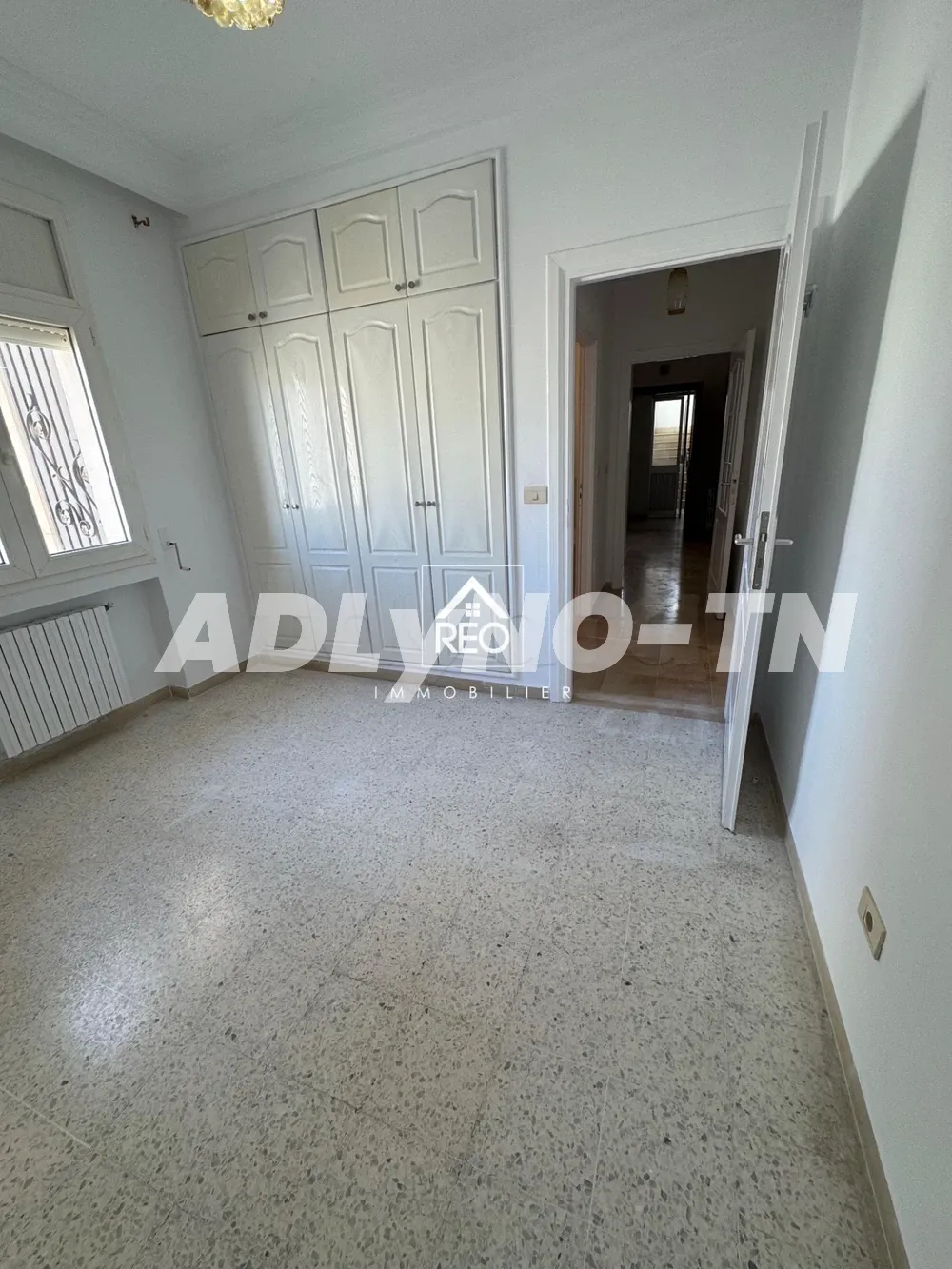 A Vendre : Un appartement S+2, Situé à Cité Wahat à Tunis - Photo 4