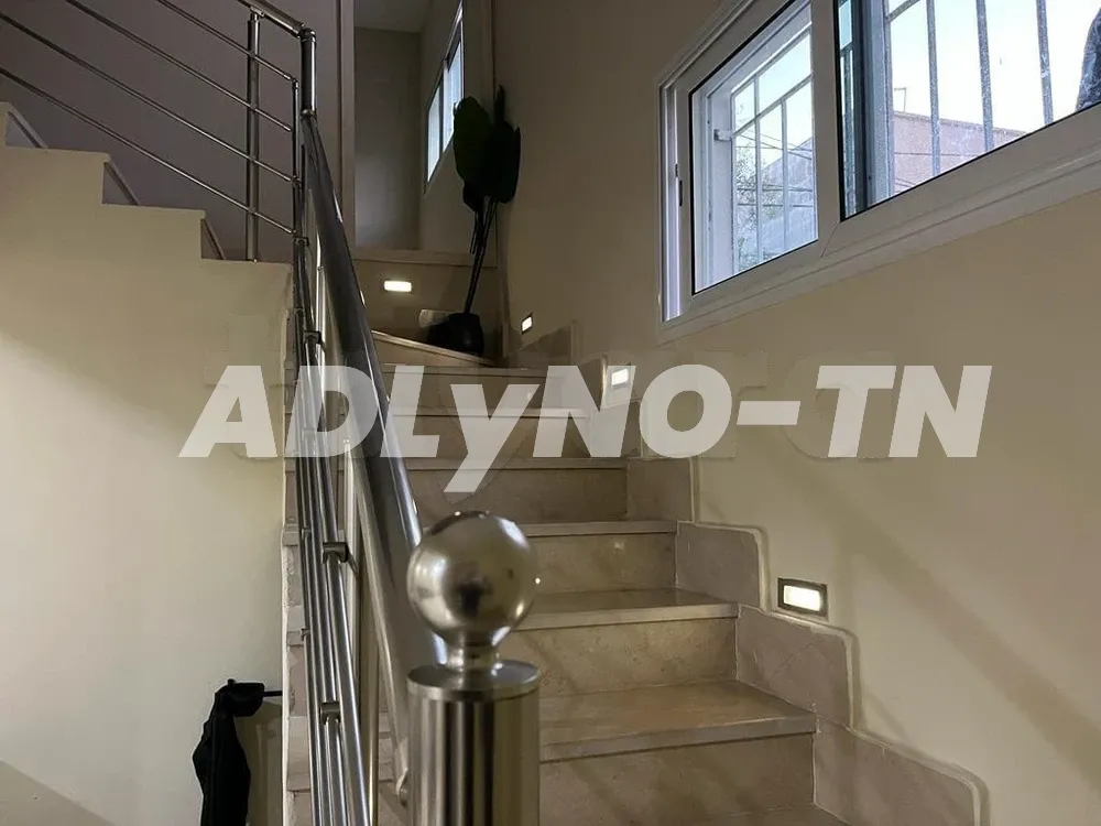 À vendre : Belle villa R+2 avec appartement mitoyen et garage à Tunis - Photo 3