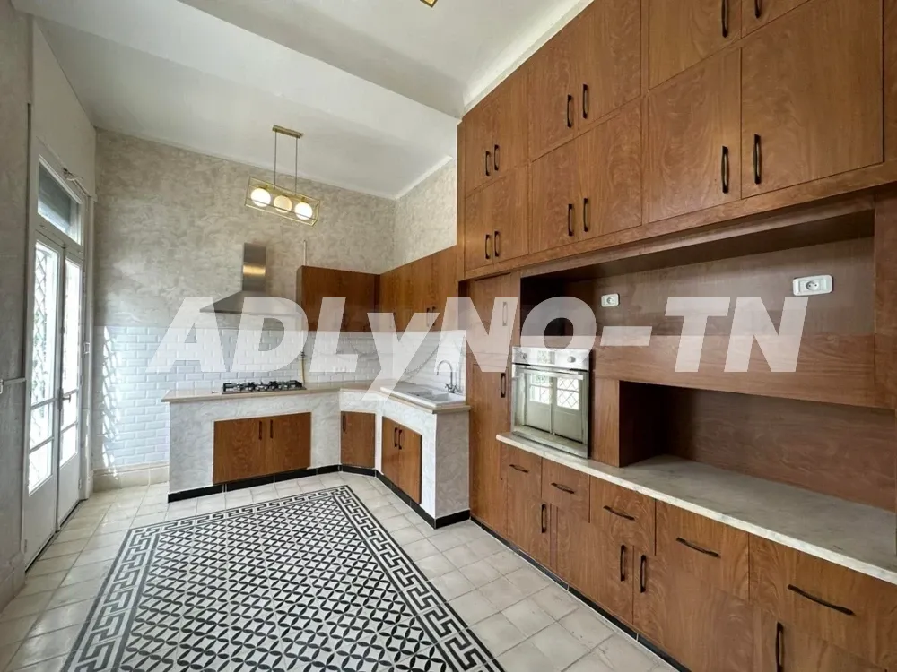 Villa plain-pied semi meublée avec un grand jardin à Mutuelleville à Tunis - Photo 1
