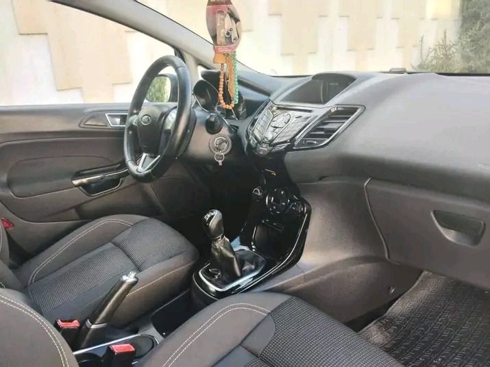 FORD FIESTA TITANIUM PREMIÈRE MAIN EN EXCELLENT ÉTAT à Bizerte - Photo 6