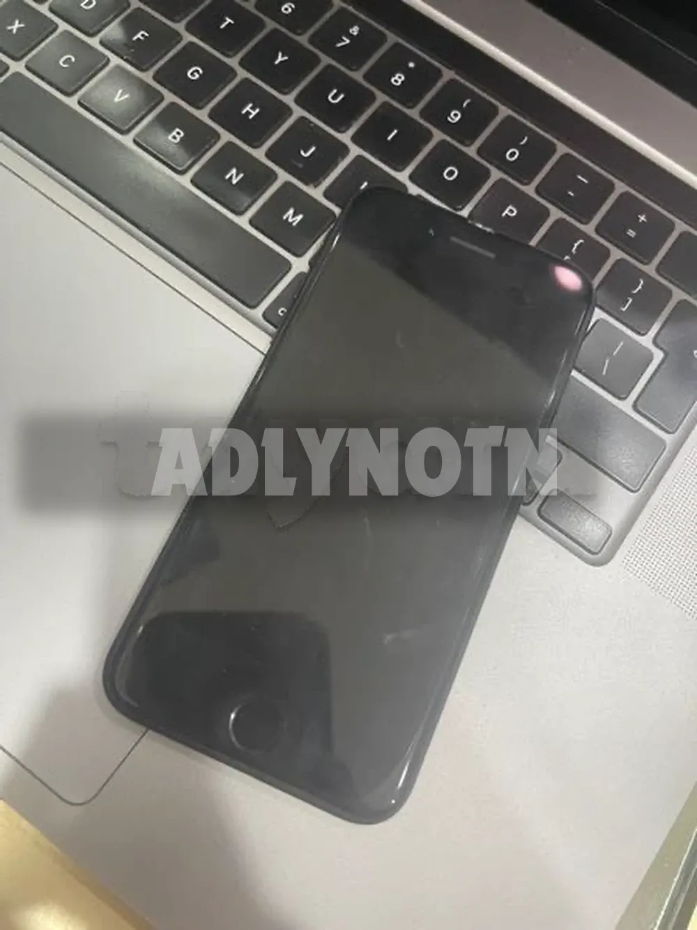 iPhone SE 2020 64G batterie 82% bon état tt en marche aucun défaut jamais réparé avec son câble prix 490d tel 20172643 à Tunis - Photo 3