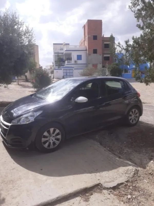 Peugeot 208 Essence 2020 à Tunis - Photo 2